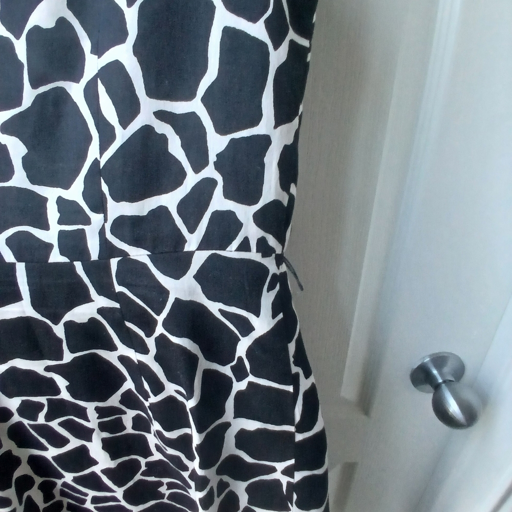 3/$15 Ann Taylor Black and White Giraffe Print Mini Dress Size 0 - Picture 4 of 8